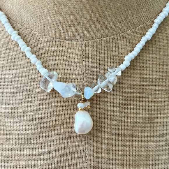 NEW White beaded iridescent necklace choker - Picture 3 of 3